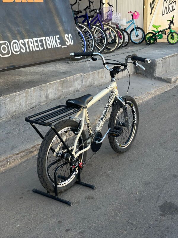 Bicicleta montadinha bh aro 20 personalizada aro 26 reto bege - Imagem 3