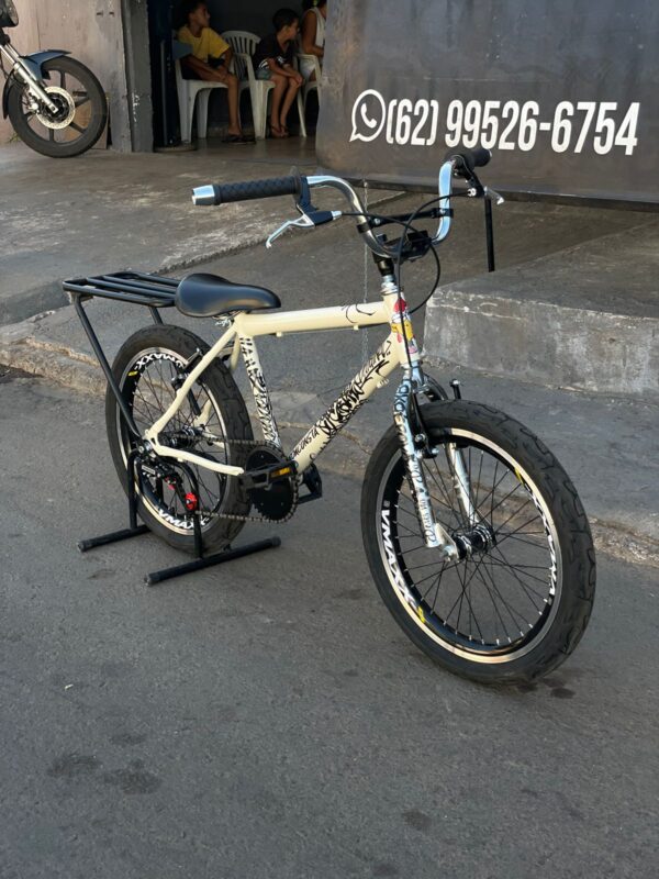 Bicicleta montadinha bh aro 20 personalizada aro 26 reto bege